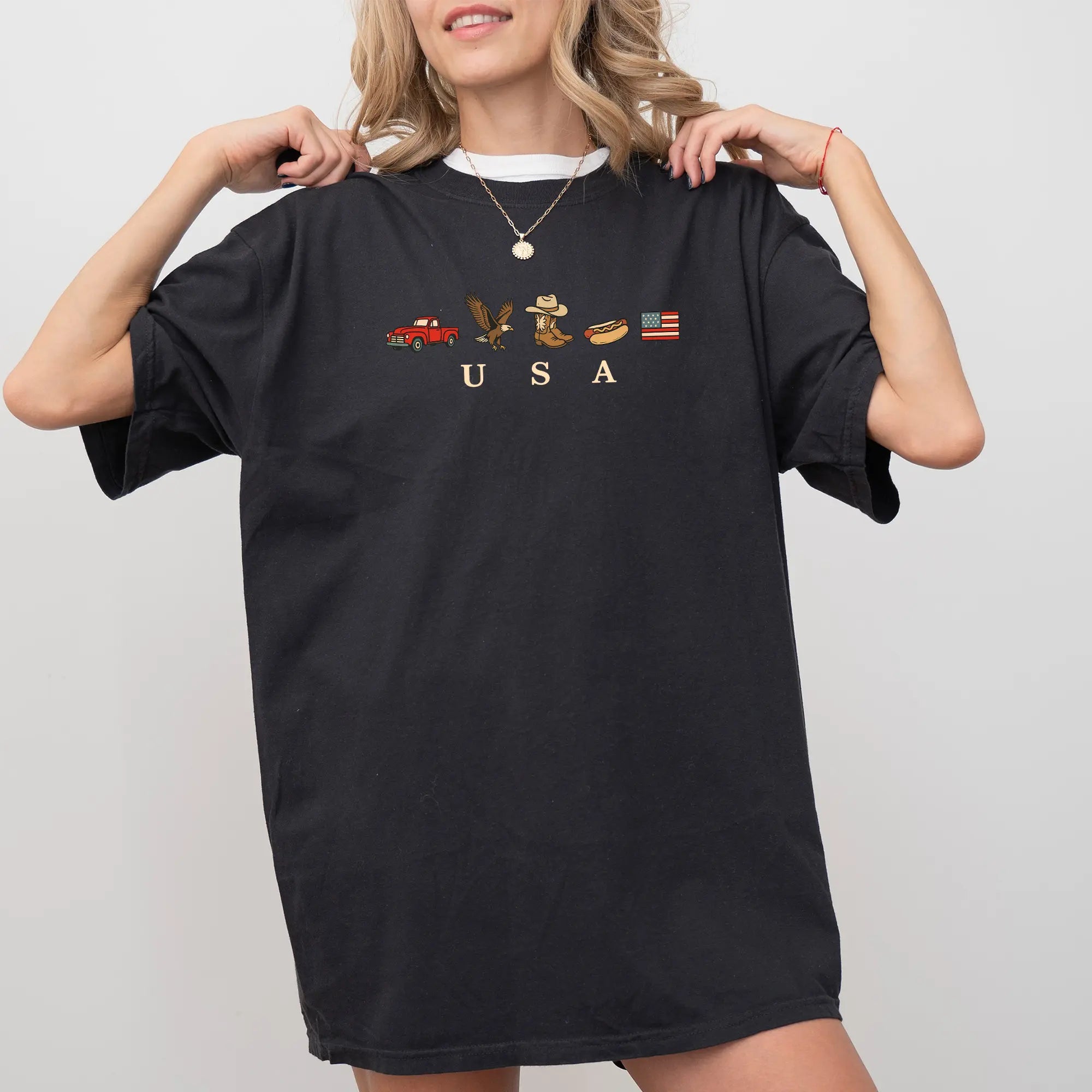 Celebrate Independence Day in Style with the ChicCotton USA Icons Graphic T-Shirt - Vintage Comfort for Every Occasion!