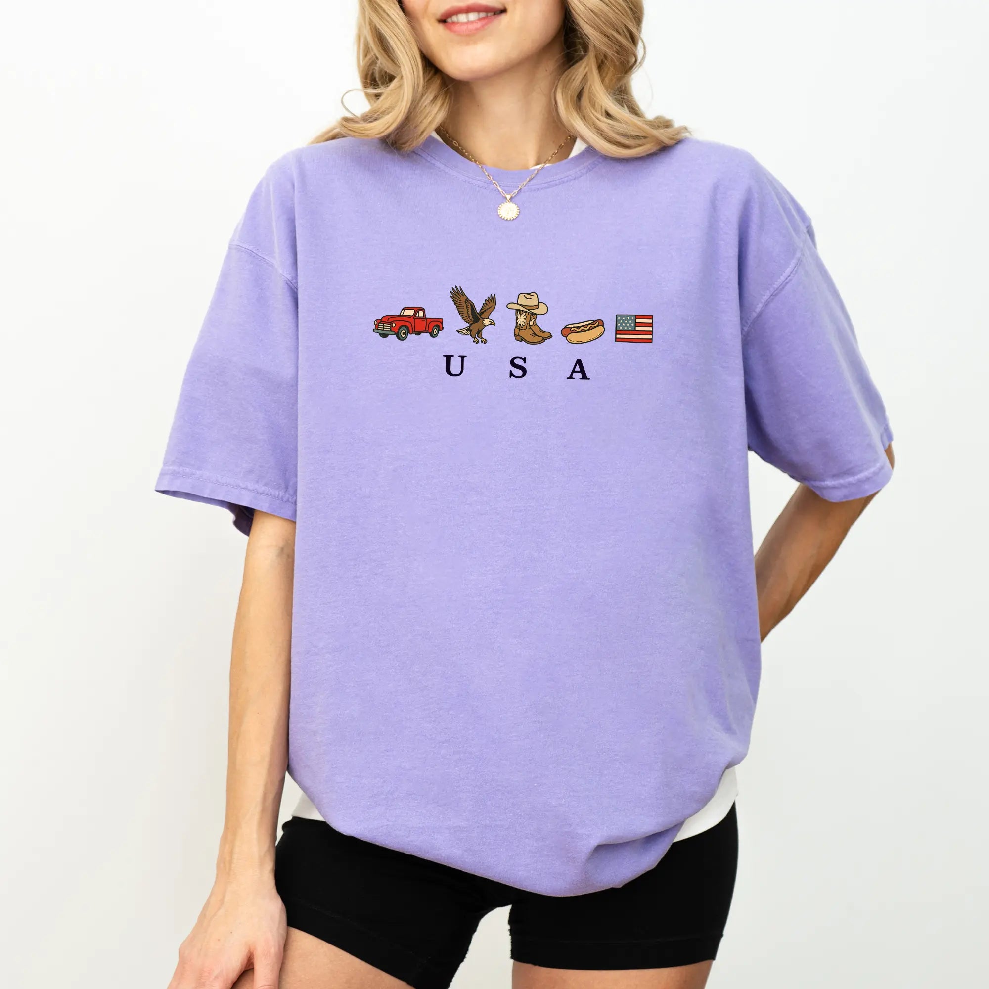 Celebrate Independence Day in Style with the ChicCotton USA Icons Graphic T-Shirt - Vintage Comfort for Every Occasion!