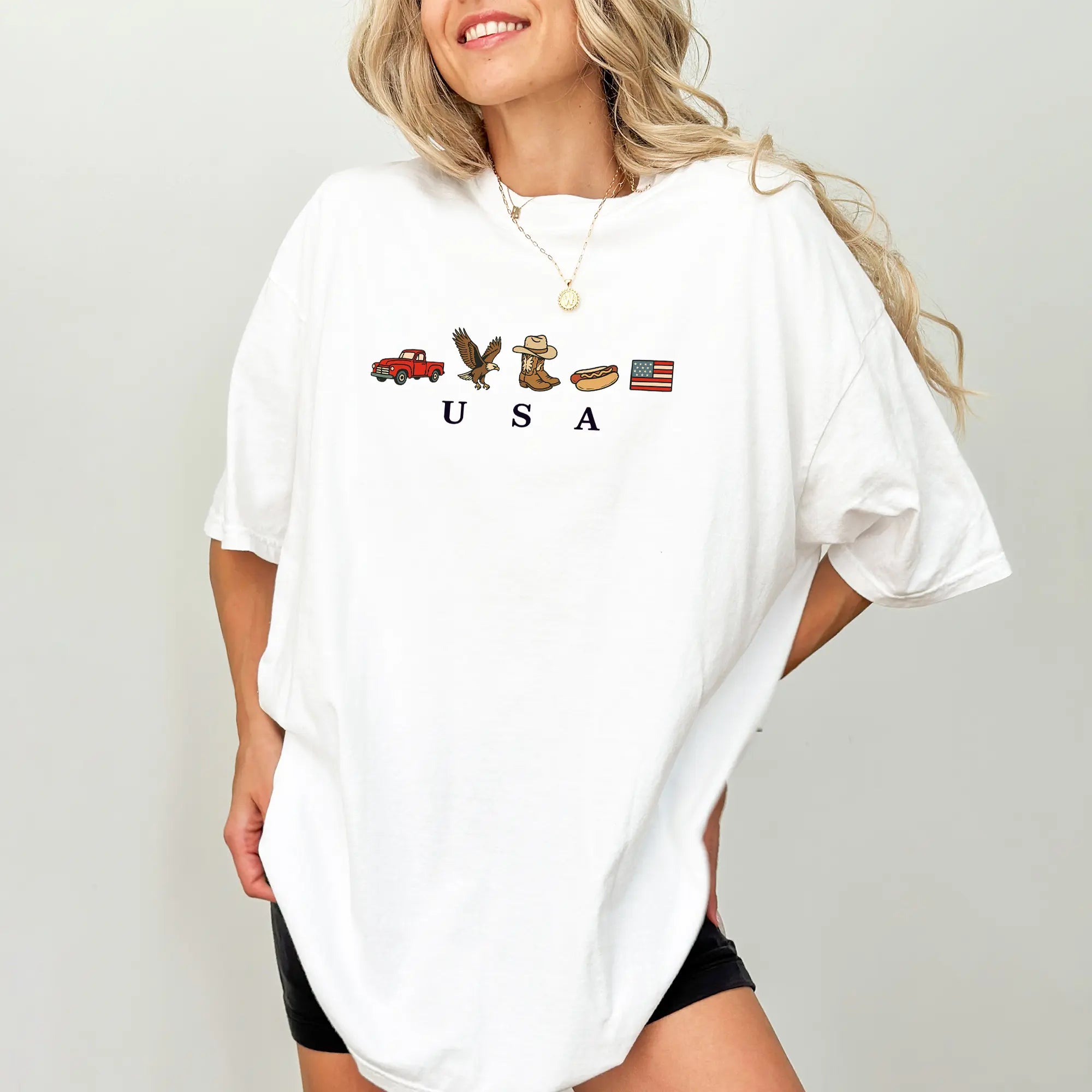 Celebrate Independence Day in Style with the ChicCotton USA Icons Graphic T-Shirt - Vintage Comfort for Every Occasion!